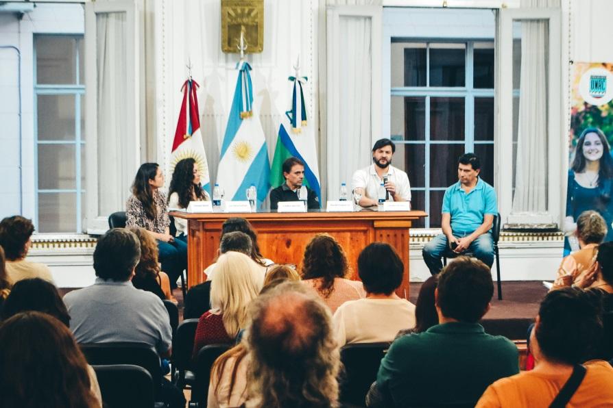 Comentaristas del Informe, de izquierda a derecha: Pamela Natali, Luciana Zuñiga, Carlos Juncos, Martín Fogliacco y Javier Lucero.